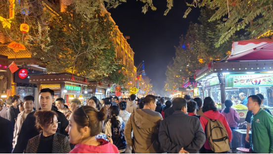 夜晚，喀什古城景區(qū)汗巴扎夜市人流如織，美食香氣撲鼻?？κ彩腥诿襟w中心記者 董曉 攝