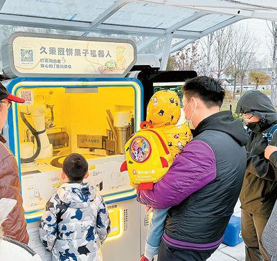 北京市海淀區(qū)京張鐵路遺址公園內(nèi)的“煎餅馃子機器人”。    受訪者供圖