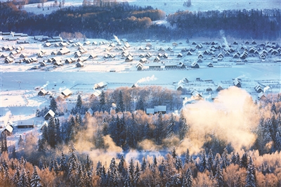  冬至臨近，新疆維吾爾自治區(qū)阿勒泰地區(qū)布爾津縣禾木村雪景宛若童話世界。劉是何攝（人民視覺）