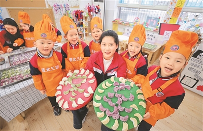 近日，安徽省淮北市第三實驗幼兒園的老師和孩子們一起包餃子，迎接即將到來的冬至。馮樹風攝（人民視覺）