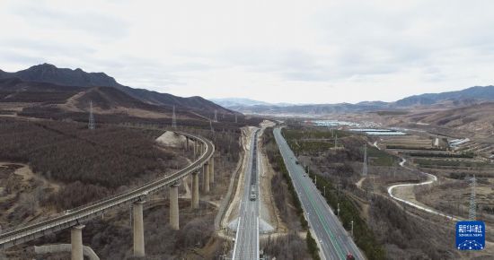 11月21日，在內(nèi)蒙古赤峰市克什克騰旗，一列由電力機(jī)車牽引的貨運(yùn)列車行駛在內(nèi)蒙古集通鐵路天合永特大橋上（無人機(jī)照片）。新華社記者 貝赫 攝