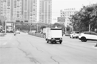 圖為無人駕駛快遞車。受訪者供圖