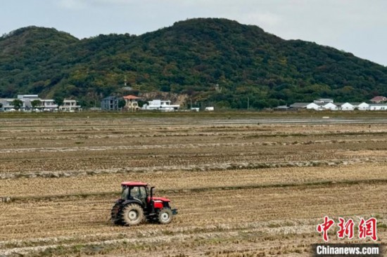 圖為無人駕駛農(nóng)機在田間運行。中新社記者 錢晨菲 攝