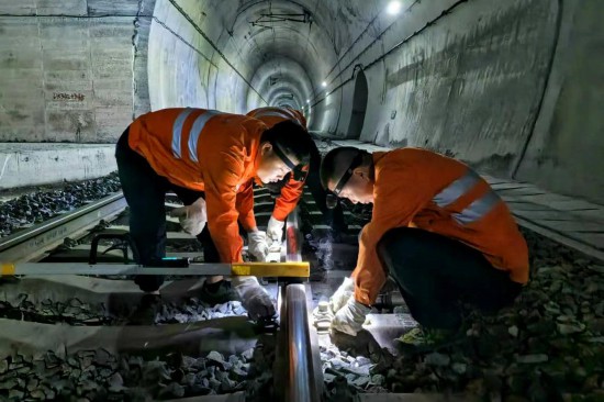  中國(guó)鐵路南昌局集團(tuán)有限公司永安工務(wù)段班組成員在調(diào)整軌距。新華社發(fā)（鄭平攝）