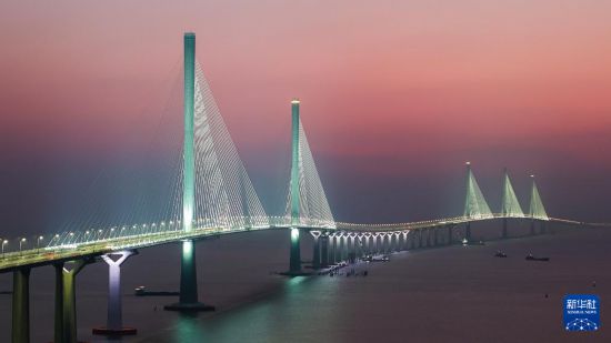 黃茅海跨海通道高欄港大橋（左側兩主塔）和黃茅海大橋（右側三主塔）（12月7日攝，無人機照片）。新華社記者 劉大偉 攝