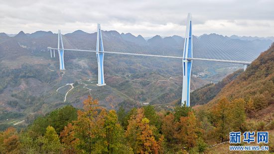 12月11日拍攝的平塘“天空之橋”一景。新華網(wǎng) 周遠(yuǎn)鋼 攝