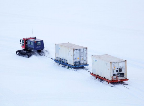 雪地車將貨物運(yùn)往中山站（12月9日攝）。新華社記者 黃韜銘 攝