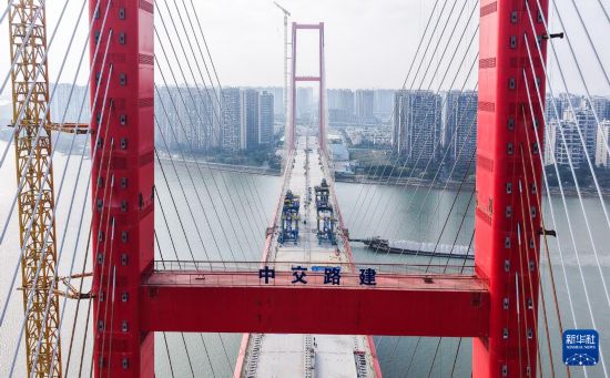 順德大橋橫跨容桂水道，連接順德容桂與大良兩個(gè)街道（12月24日攝，無(wú)人機(jī)照片）。