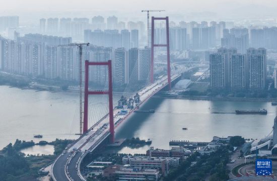 順德大橋橫跨容桂水道，連接順德容桂與大良兩個(gè)街道（12月24日攝，無(wú)人機(jī)照片）。新華社記者 劉大偉 攝